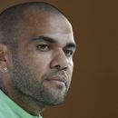 ARCHIVO - El futbolista brasileña Dani Alves escucha una pregunta durante una conferencia de prensa la víspera del partido de la Copa Mundial entre Brasil y Camerún, en Doha, Qatar, el 1 de diciembre de 2022. (AP Foto/Andre Penner)