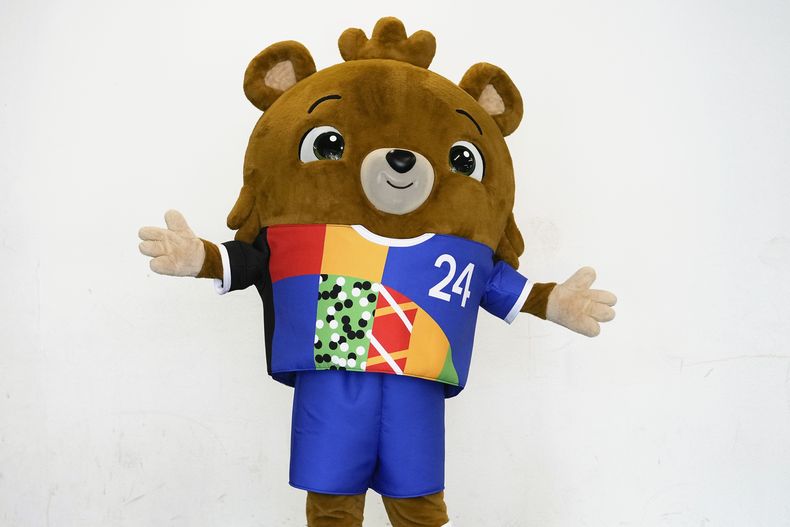 La mascota del Campeonato Europeo de 2024 al ser presentada en Gelsenkirchen, Alemania, el martes 20 de junio de 2023. (AP Foto/Martin Meissner)