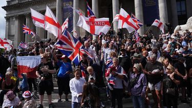 Policía espera mientras un grupo de gente se congrega en el exterior del Portsmouth Guildhall, en Portsmouth, Inglaterra, para participar en una marcha antiinmigración, el 12 de septiembre de 2026. (Jonathan Brady/PA via AP)