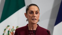 ARCHIVO - La presidenta mexicana Claudia Sheinbaum habla en el Palacio Nacional en la Ciudad de México, el 7 de noviembre de 2025. (AP Foto/Marco Ugarte, Archivo)