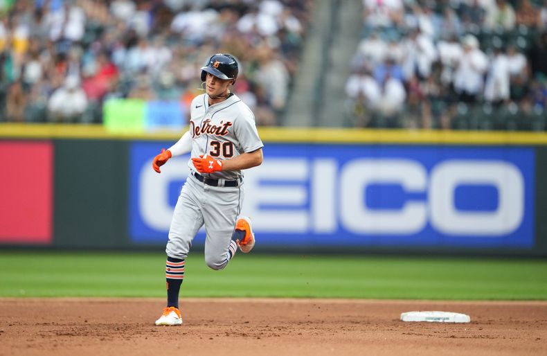 Kerry Carpenter, de los Tigres de Detroit, recorre las bases luego de batear un jonrón de tres carreras en el duelo del sábado 15 de julio de 2023, ante los Marineros de Seattle (AP Foto/Lindsey Wasson)
