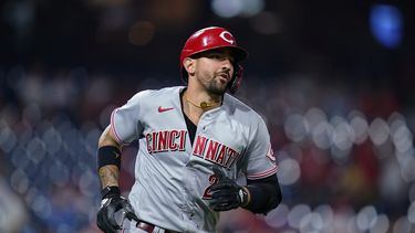 Castellanos y Filis formalizan contrato por 100 millones