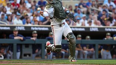 ARCHIVO - El receptor de los Mellizos de Minnesota, Ryan Jeffers, lanza a la primera base para poner fuera a David Hamilton, de los Cerveceros de Milwaukee, durante la séptima entrada de un partido de béisbol, el 15 de mayo de 2026, en Minneapolis. (Foto AP/Matt Krohn, Archivo)