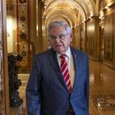 El senador Bob Menendez, demócrata por Nueva Jersey, abandona la sala del Senado en el Capitolio, el jueves 28 de septiembre de 2023, en Washington. (Foto AP/Alex Brandon)