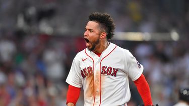 Willson Contreras de los Medias Rojas de Boston celebra tras anotar en un sencillo de dos carreras de Caleb Durbin ante los Yankees de Nueva York el domingo 28 de junio del 2026. (AP Foto/Steven Senne)