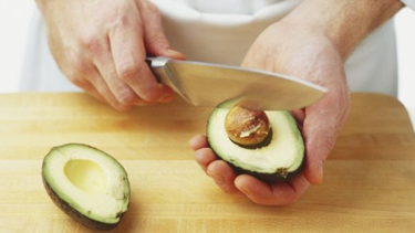 mano de aguacate o por que medicos britanicos advierten del peligro de acabar en el hospital al cortar aguacates