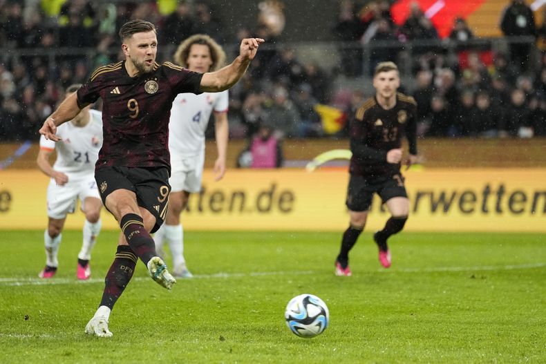 El alemán Niclas Fullkrug anota un penalti ante Bélgica en el duelo amistoso internacional del martes 28 de marzo de 2023, en Colonia, Alemania. (AP Foto/Martin Meissner, Archivo)