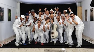 La popular orquesta de música cubana Los Van Van está en Miami para promocionar su más reciente disco, La fantasía.