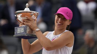 La polaca Iga Swiatek sostiene el trofeo de campeona del Abierto de Italia al vencer en la final a la bielorrusa Aryna Sabalenak el sábado 18 de mayo del 2024. (AP Foto/Alessandra Tarantino)