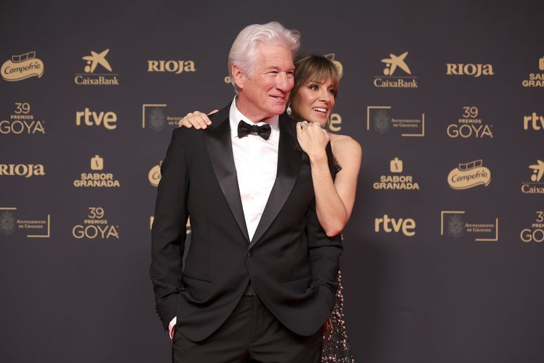 Richard Gere, izquierda, y Alejandra Silva llegan a la 39ª edición de los Premios Goya en Granada, España, el sábado 8 de febrero de 2025, en Granada. (Foto AP/Fermin Rodriguez)