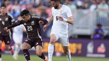 El volante mexicano Fernando Beltrán (izquierda) pugna por el balón con el volante uruguayo Rodrigo Bentancur durante el primer tiempo del partido amistoso rumbo a la Copa América, el miércoles 5 de junio de 2024, en Denver. (AP Foto/David Zalubowski)