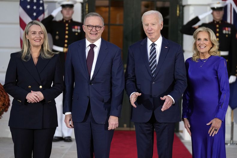 El presidente Joe Biden y la primera dama Jill Biden, con el primer ministro australiano Anthony Albanese y su acompañante Jodie Haydon, en la Casa Blanca en Washington, el 24 de octubre de 2023. (Foto AP/Manuel Balce Ceneta)