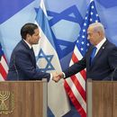 El secretario de Estado de EEUU, Marco Rubio, y el primer ministro israelí, Benjamin Netanyahu, se dan la mano durante una conferencia de prensa en la oficina del primer ministro en Jerusalén, Israel, el domingo 16 de febrero de 2025. (AP Foto/Ohad Zwigenberg,Pool)