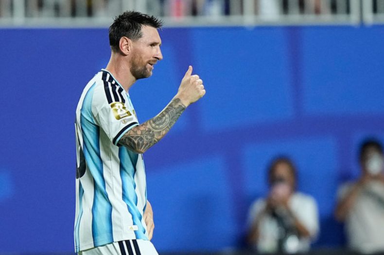 El argentino Lionel Messi celebra después de anotar su tercer gol en el partido por el Grupo J del Mundial entre Argentina y Argelia, el martes 16 de junio de 2026, en Kansas City. (AP Foto/Charlie Riedel)