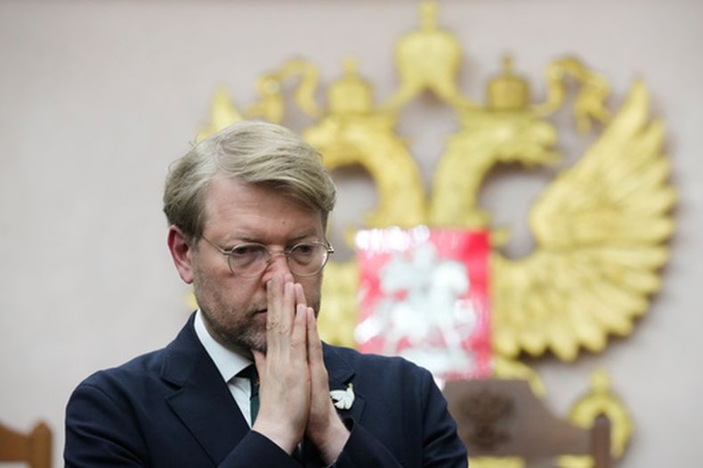 El líder del Partido Yabloko, Nikolai Rybakov, después de una audiencia sobre una demanda legal para excluir al partido de las próximas elecciones parlamentarias, en el Tribunal Supremo de Rusia, en Moscú, el lunes 10 de agosto de 2026. (AP Foto/Pavel Bednyakov)