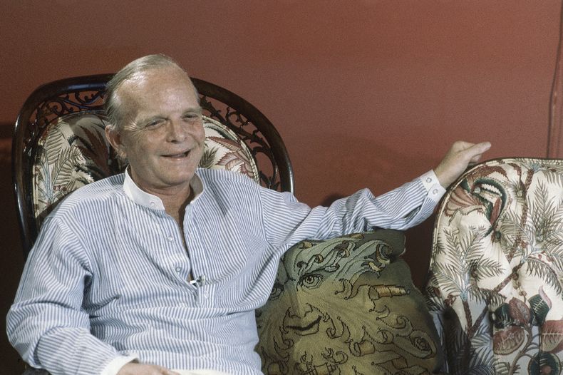 ARCHIVO - El escritor Truman Capote, en su apartamento el 23 de julio de 1980. El cuento inconcluso de Capote Another Day In Paradise fue publicado por primera vez esta semana en The Strand Magazine. (Foto AP/Nancy Kaye, archivo)