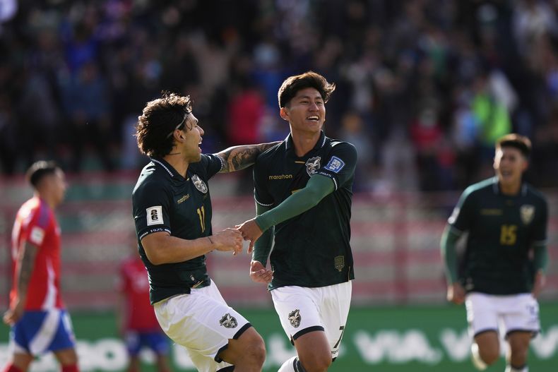 Miguel Terceros, de la selección de Bolivia, festeja su tanto ante Chile en las eliminatorias mundialistas, el martes 10 de junio de 2025 en el Alto (AP Foto/Juan Karita)