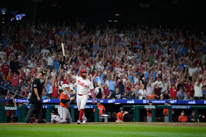 Kyle Schwarber, de los Filis de Filadelfia, celebra después de batear un grand slam contra AJ Blubaugh, lanzador de los Astros de Houston, en la sexta entrada del juego de béisbol de Grandes Ligas del miércoles 9 de septiembre de 2026, en Filadelfia. (AP Foto/Matt Slocum)
