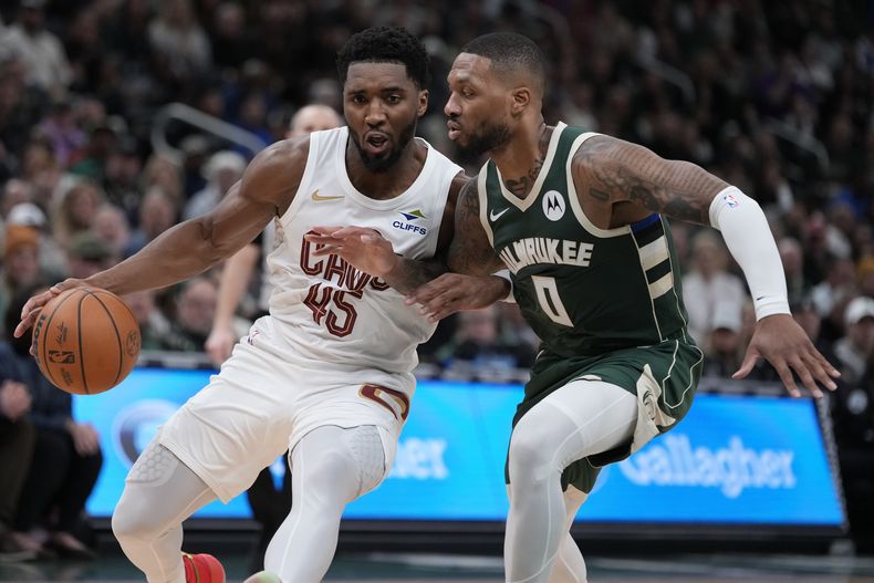 Donovan Mitchell, de los Cavaliers de Cleveland, supera a Damian Lillard, de los Bucks de Milwaukee, durante la segunda mitad el sábado 2 de noviembre de 2024, en Milwaukee. (AP Foto/Morry Gash)