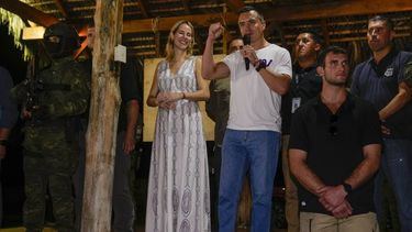 El candidato presidencial Daniel Noboa en Olón, Ecuador, tras los resultados que le dan la ventaja en el balotaje presidencial del domingo 15 de octubre de 2023. A la izquierda, su esposa Lavinia Valbonesi. (AP Foto/Martín Mejía)