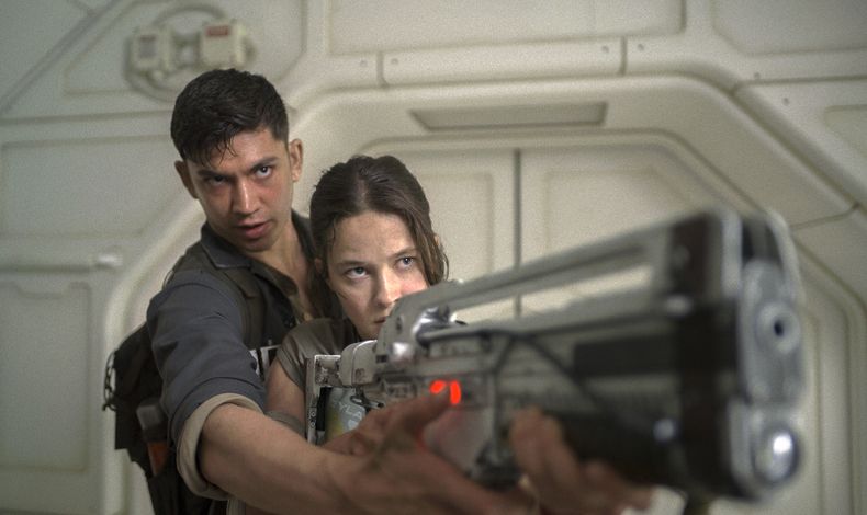 Esta imagen proporcionada por 20th Century Studios muestra a Archie Renaux, izquierda, y Cailee Spaeny en una escena de Alien: Romulus. (20th Century Studios via AP)