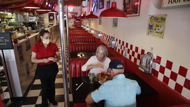 Encuesta: muchos en EEUU no regresarán pronto a restaurantes