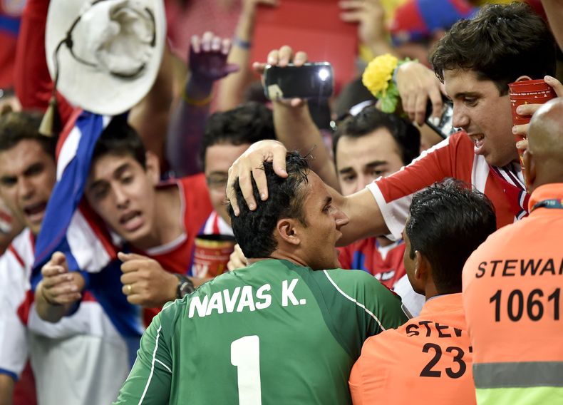 El arquero costarricense Keylor Navas es felicitado por hinchas de su pa&iacute;s tras la victoria en penales sobre Grecia, por los octavos de final de la Copa del Mundo, el domingo 29 de junio de 2014 (AP Foto/Mart&iacute;n Meissner)