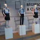 Maniquíes embarazadas con uniforme escolar causan polémica