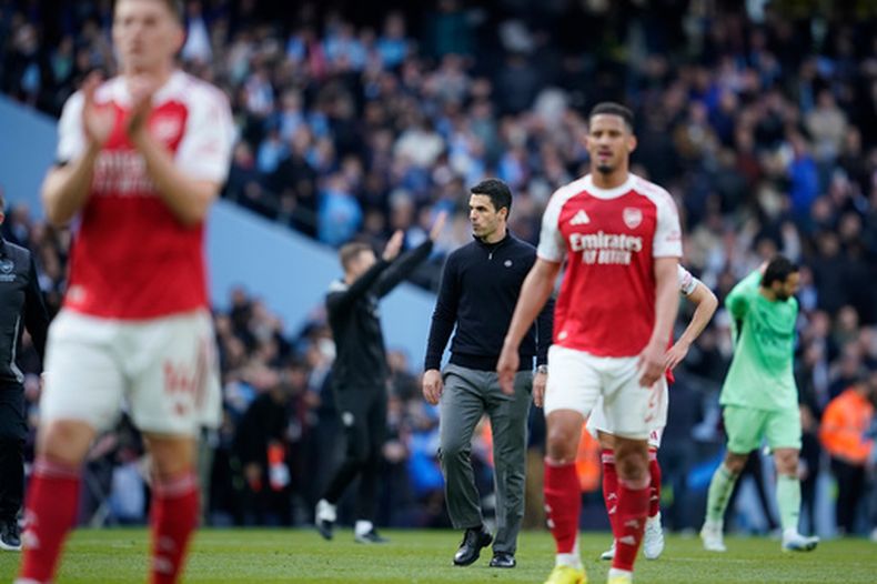 El técnico de Arsenal Mikel Arteta tras la derrota 2-1 ante Manchester City en la Liga Premier, el domingo 19 de abril de 2026, en Manchester. (AP Foto/Dave Thompson)