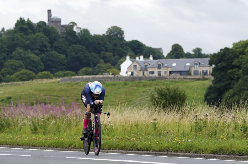 La estadounidense Chloe Dygert compite en la contrarreloj individual del Mundial de ciclismo, el jueves 10 de agosto de 2023, en Stirling Escocia (Jane Barlow/PA via AP)