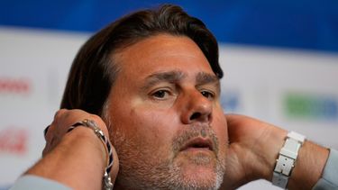 El argentino Mauricio Pochettino, técnico de Estados Unidos, comparece en una conferencia de prensa el martes 30 de junio de 2026 en Santa Clara, California (AP Foto/Eugene Hoshiko)