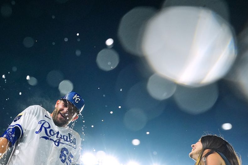 Noah Cameron, de los Reales de Kansas City, es empapado por sus compañeros, después de la victoria sobre los Mellizos de Minnesota, el miércoles 5 de agosto de 2026 (AP Foto/Charlie Riedel)
