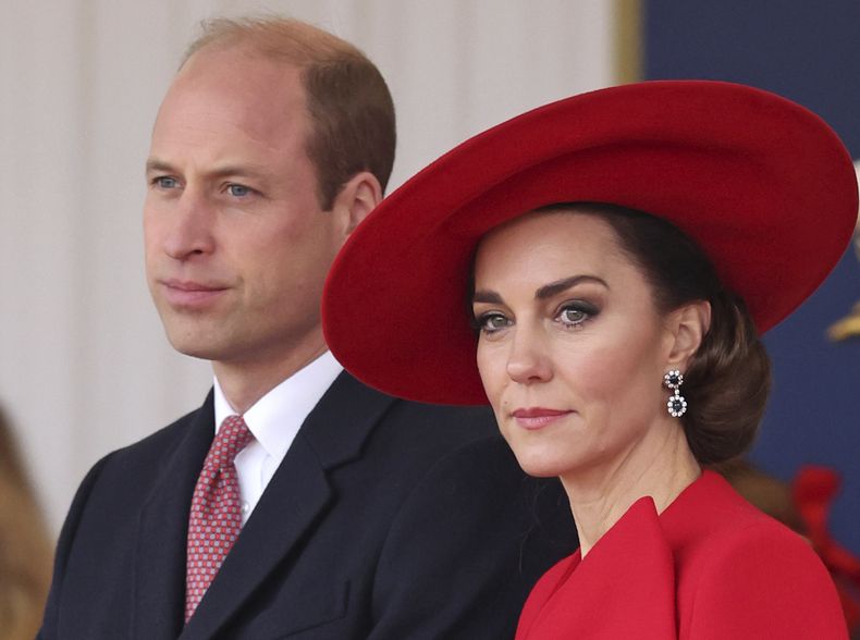 El príncipe Guillermo de Gran Bretaña, izquierda, y Catalina, la princesa de Gales, asisten a una bienvenida ceremonial para el presidente y la primera dama de la República de Corea en el Desfile de Guardias Montados en Londres, Inglaterra, el 21 de noviembre de 2023. La atención sobre la princesa Catalina ha alcanzado niveles no vistos desde que se casó con el príncipe Guillermo en una boda de cuento de hadas en 2011. La admisión de que Catalina alteró una fotografía familiar oficial provocó una reacción violenta. (Chris Jackson/Pool Photo vía AP, File)