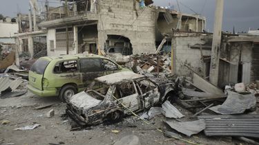 Perros buscan posibles víctimas de explosión en México