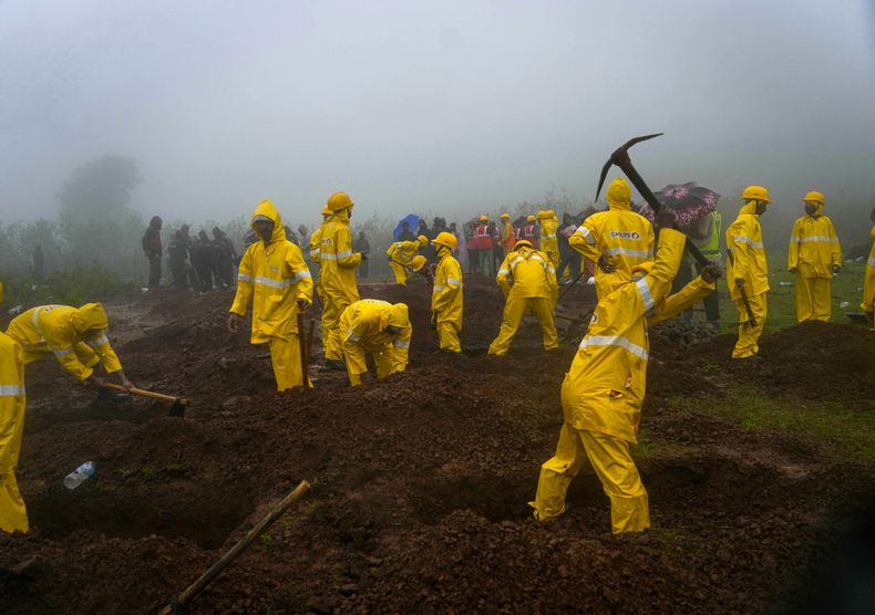 Rescatistas cavan tumbas para enterrar a los muertos en un deslave en el distrito de Raigad, estado de Maharashtra, India, jueves 20 de julio de 2023. (AP Foto/Rafiq Maqbool)