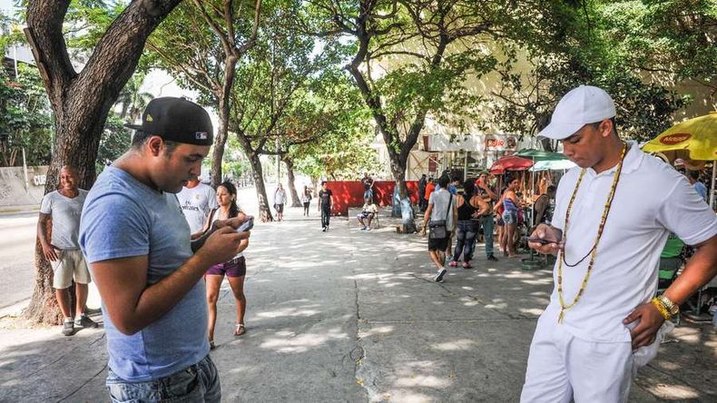 Mientras los medios hablan de un cambio histórico en marcha en Cuba, la&nbsp;juventud cubana&nbsp;apenas habla de cambios.