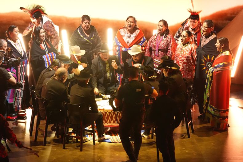 Cantantes y bailarines la Nación Osage durante la entrega de los Oscar el domingo 10 de marzo de 2024, en el Teatro Dolby de Los Ángeles. (AP Foto/Chris Pizzello)