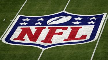 ARCHIVO - El logotipo de la NFL adorna el terreno antes del Super Bowl LVII, el 12 de febrero de 2023, en Glendale, Arizona (AP Foto/Adam Hunger, ARCHIVO)