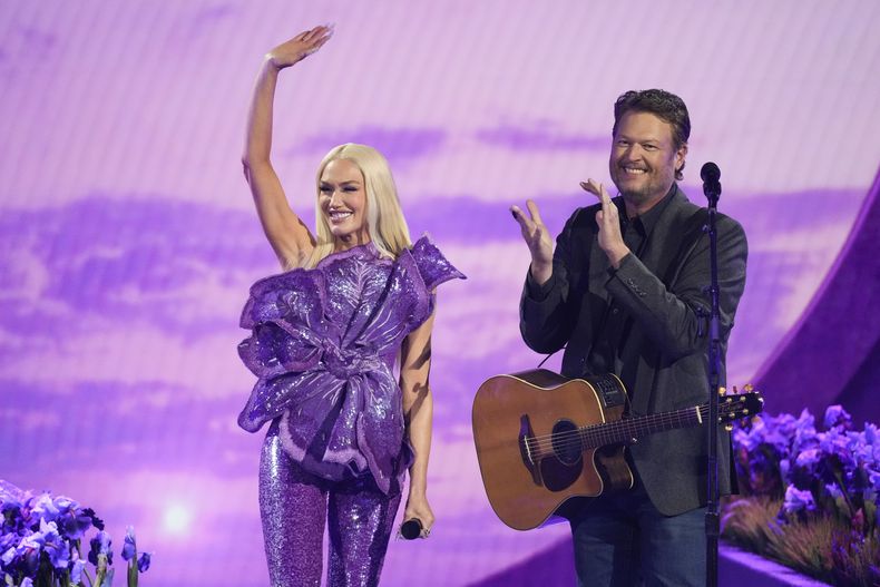 Gwen Stefani, izquierda, y Blake Shelton interpretan Purple Irises durante la 59ª edición de los Premios anuales de la Academia de Música Country el jueves 16 de mayo de 2024 en el Ford Center en Frisco, Texas. (Foto AP/Chris Pizzello)