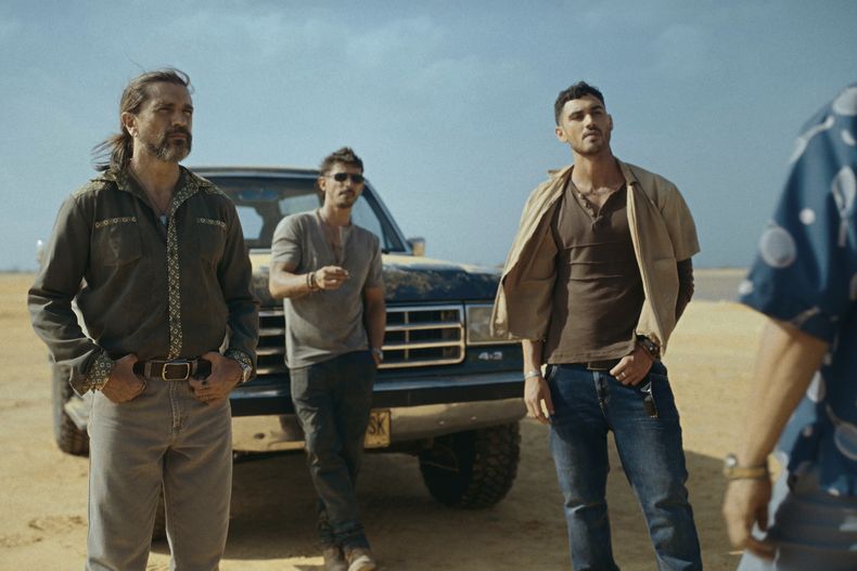En esta imagen proporcionada por Prime Video/Amazon MGM Studios Juanes, de izquierda a derecha, Alberto Guerra y Alejandro Speitzer en una escena de Pimpinero: Sangre y Gasolina. (Prime Video/Amazon MGM Studios via AP)