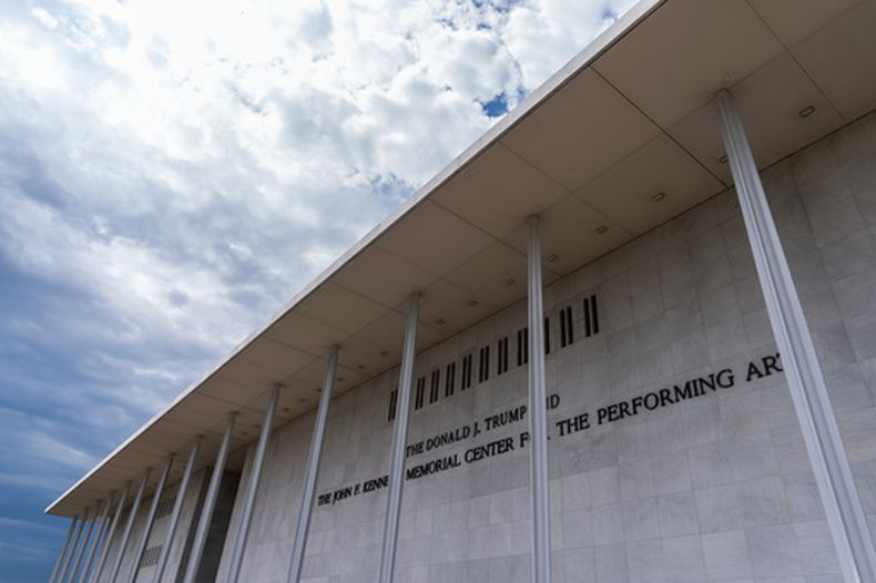 La fachada del Centro Kennedy en Washington, el 22 de abril del 2026. (AP foto/Julia Demaree Nikhinson)