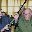 Silvio Rodríguez recibe fusil AKM en acto con Díaz-Canel y desata polémica en Cuba Silvio Rodríguez recibe fusil AKM en acto con Díaz-Canel y desata polémica en Cuba
