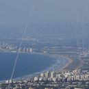 Cohetes israelíes interceptan misiles lanzados desde el Líbano en el norte de Israel el 23 de septiembre del 2024. (Foto AP/Baz Ratner)