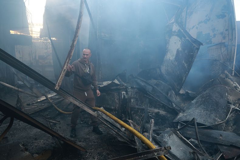 Un hombre camina por un mercado dañado por un ataque ruso en Zaporiyia, Ucrania, el sábado 26 de septiembre de 2026. (AP Foto/Kateryna Klochko)