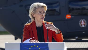 La presidenta de la Comisión Europea, Ursula von der Leyen, habla durante una conferencia de prensa con el presidente de Lituania, Gitanas Nauseda, en la Escuela de Guardas Fronterizos cerca de la frontera entre Lituania y Bielorrusia, cerca del poblado de Medininkai, en el este de la capital, Vilna, en Lituania, el lunes 1 de septiembre de 2025. (AP Foto/Mindaugas Kulbis)