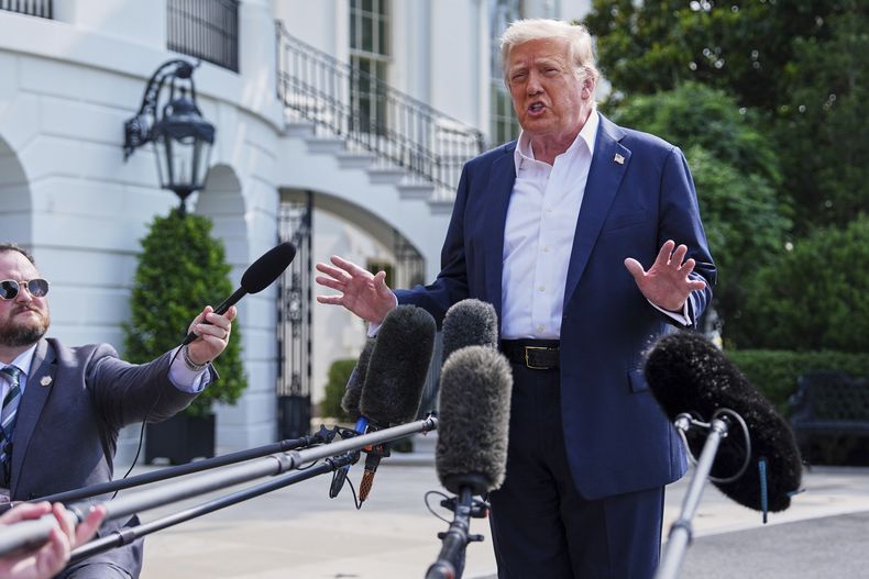El presidente de Estados Unidos, Donald Trump, habla con reporteros antes de salir de la Casa Blanca, el viernes 11 de julio de 2025, en Washington. (AP Foto/Evan Vucci)
