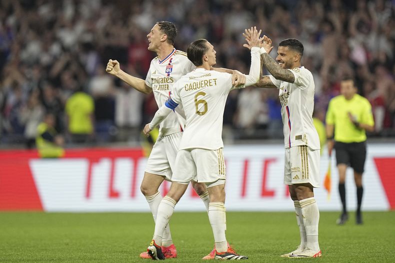 Jugaodres del Lyon celebran al final del partido de la Liga de Francia ante el Brest, en el estadio Groupama, en las afueras de Lyon, Francia, el domingo 14 de abril de 2024. (AP Foto/Laurent Cipriani)