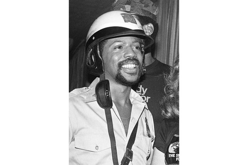 ARCHIVO - Victor Willis, miembro del grupo de música disco The Village People, aparece durante una fiesta de Halloween en Los Ángeles el 31 de octubre de 1979. (Foto AP/George Brich, archivo)
