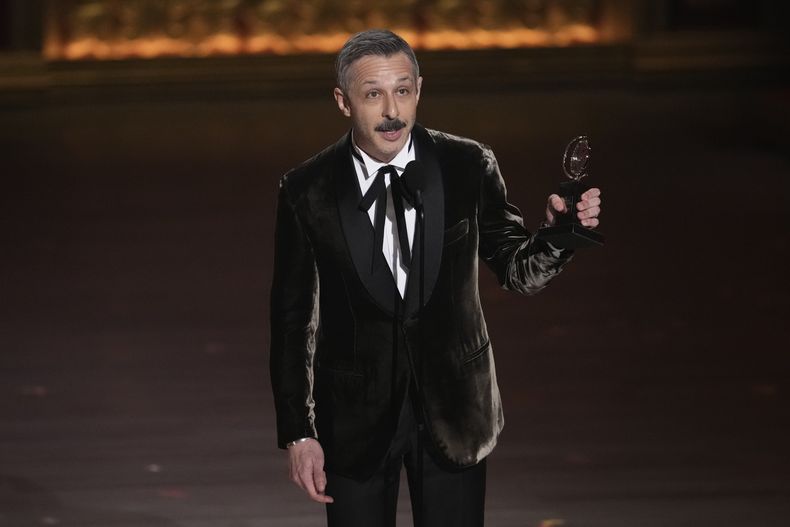 Jeremy Strong recibe el premio a mejor actor en una obra por An Enemy of the People en la 77a entrega de los Premios Tony el domingo 16 de junio de 2024, en Nueva York. (Foto Charles Sykes/Invision/AP)