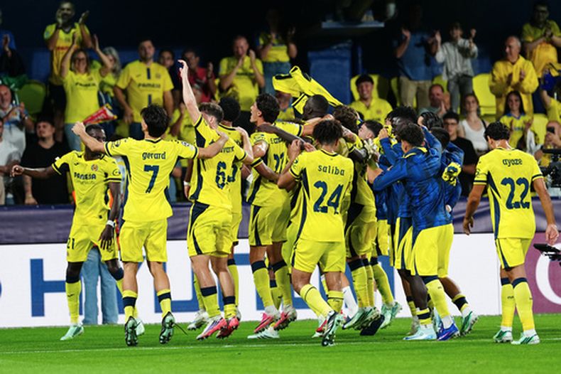 Los jugadores del Villarreal celebran al final del partido de fútbol de la fase de liga de la Liga de Campeones entre el Villarreal y el Nápoles, en Villarreal, España, el martes 13 de octubre de 2026. (Foto AP/Alberto Saiz)